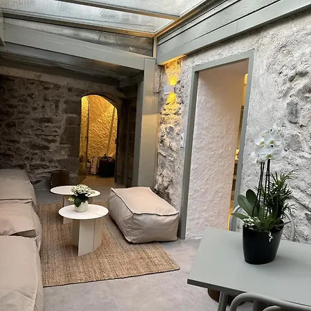 Gasthuis La Demeure De La Cite By Jean Bacou